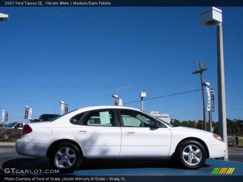Vibrant White / Medium/Dark Pebble 2007 Ford Taurus SE