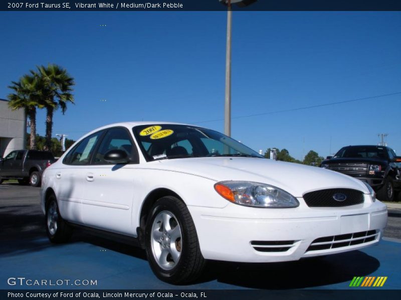 Vibrant White / Medium/Dark Pebble 2007 Ford Taurus SE