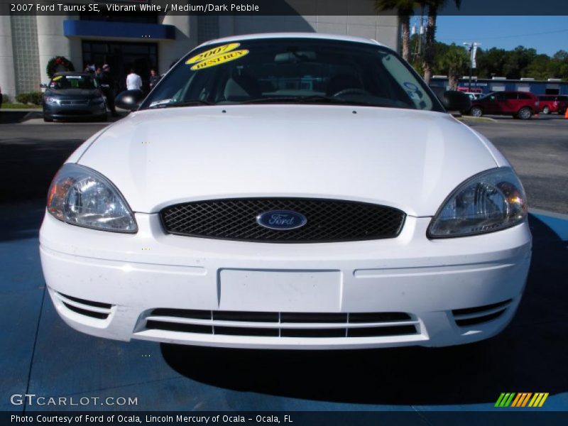 Vibrant White / Medium/Dark Pebble 2007 Ford Taurus SE