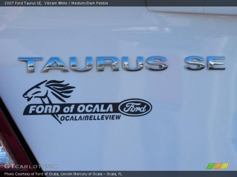 Vibrant White / Medium/Dark Pebble 2007 Ford Taurus SE