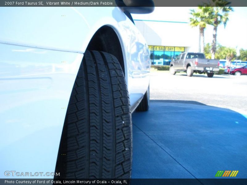Vibrant White / Medium/Dark Pebble 2007 Ford Taurus SE