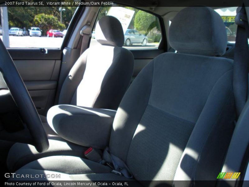 Vibrant White / Medium/Dark Pebble 2007 Ford Taurus SE