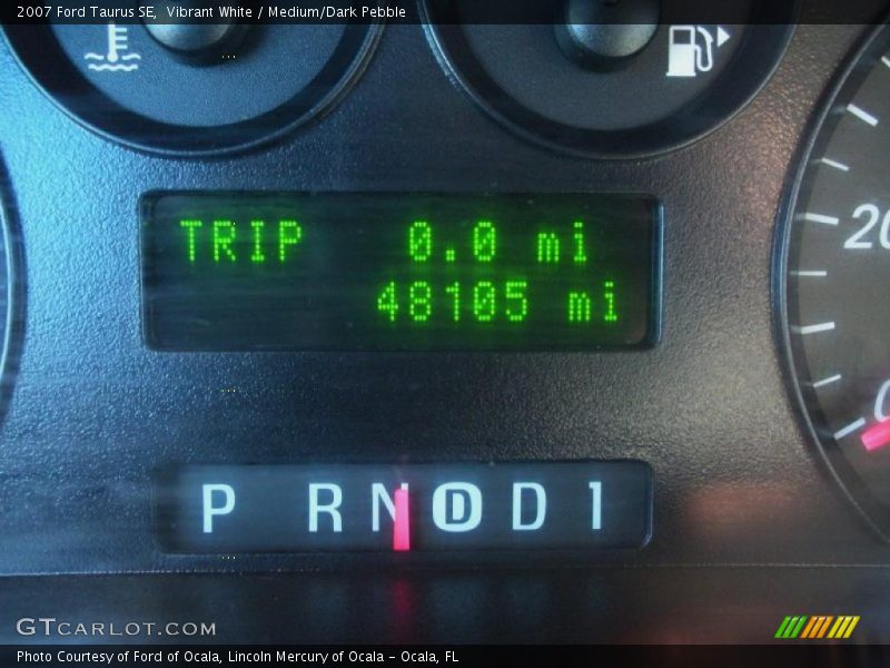 Vibrant White / Medium/Dark Pebble 2007 Ford Taurus SE