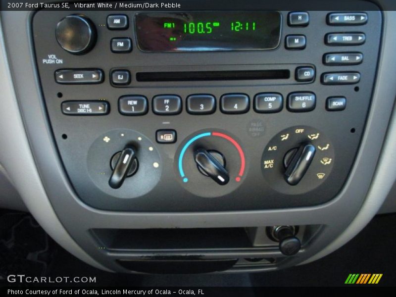 Vibrant White / Medium/Dark Pebble 2007 Ford Taurus SE