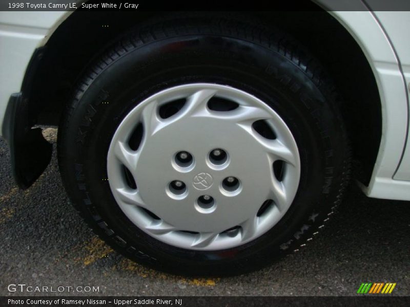 Super White / Gray 1998 Toyota Camry LE