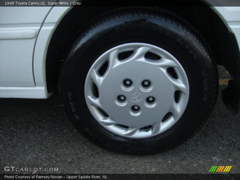 Super White / Gray 1998 Toyota Camry LE