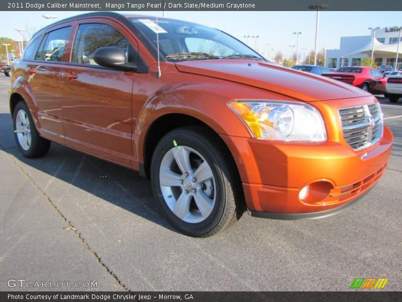 Front 3/4 View of 2011 Caliber Mainstreet