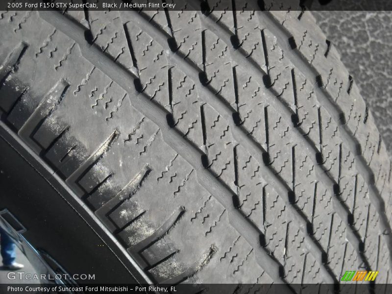 Black / Medium Flint Grey 2005 Ford F150 STX SuperCab
