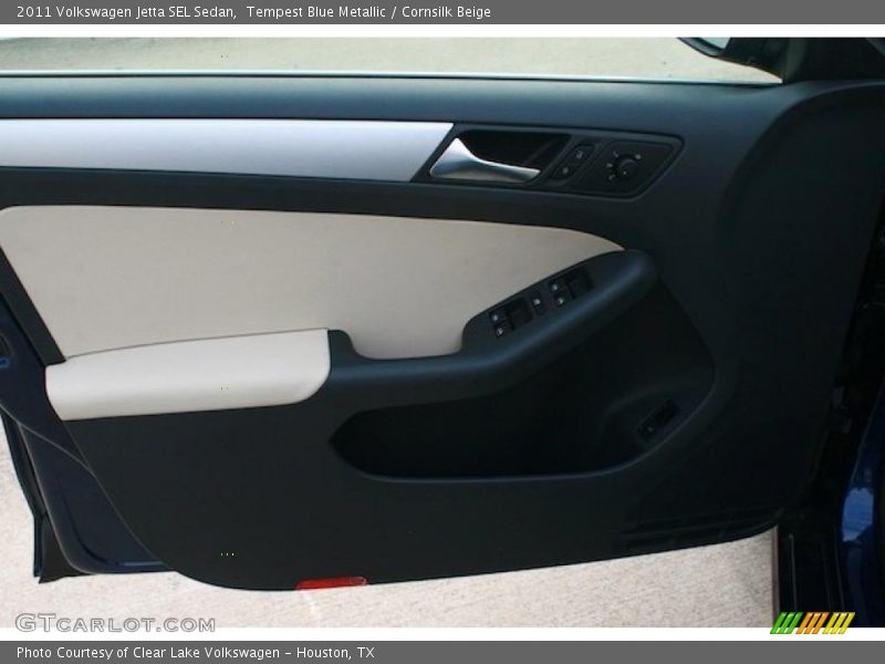 Door Panel of 2011 Jetta SEL Sedan