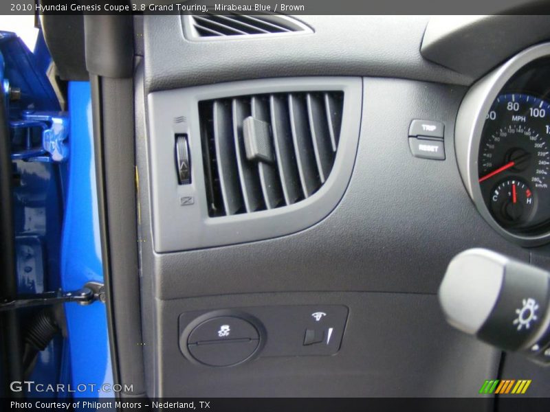 Controls of 2010 Genesis Coupe 3.8 Grand Touring