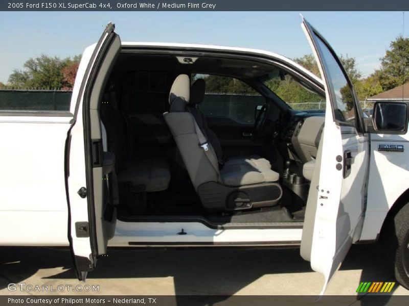 Oxford White / Medium Flint Grey 2005 Ford F150 XL SuperCab 4x4