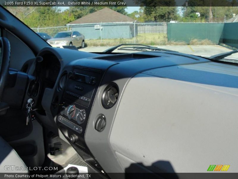 Oxford White / Medium Flint Grey 2005 Ford F150 XL SuperCab 4x4