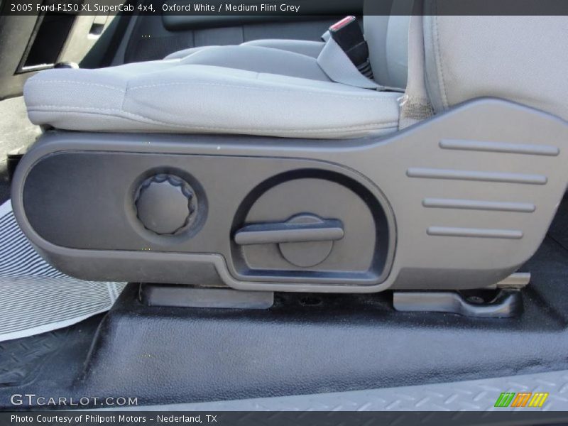 Oxford White / Medium Flint Grey 2005 Ford F150 XL SuperCab 4x4