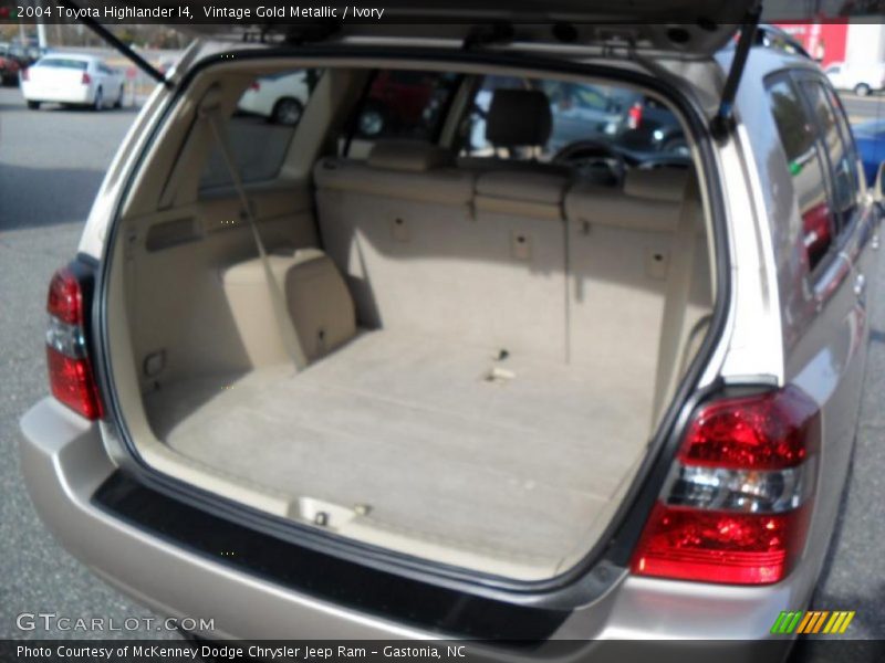 Vintage Gold Metallic / Ivory 2004 Toyota Highlander I4
