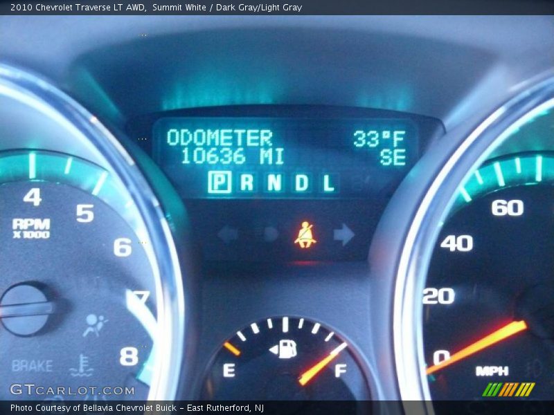 Summit White / Dark Gray/Light Gray 2010 Chevrolet Traverse LT AWD