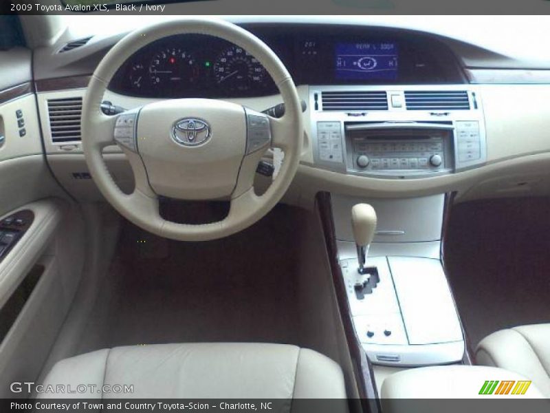 Black / Ivory 2009 Toyota Avalon XLS