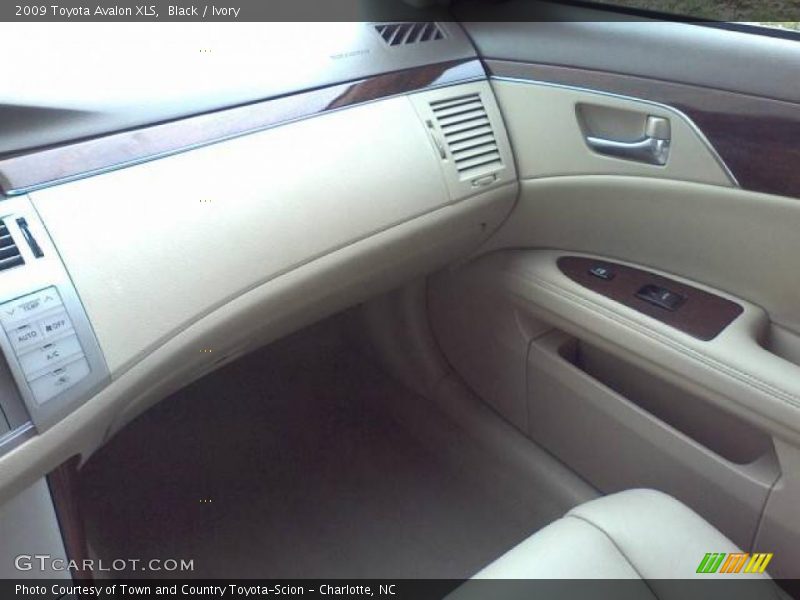 Black / Ivory 2009 Toyota Avalon XLS