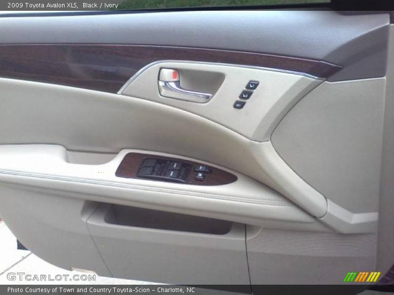 Black / Ivory 2009 Toyota Avalon XLS