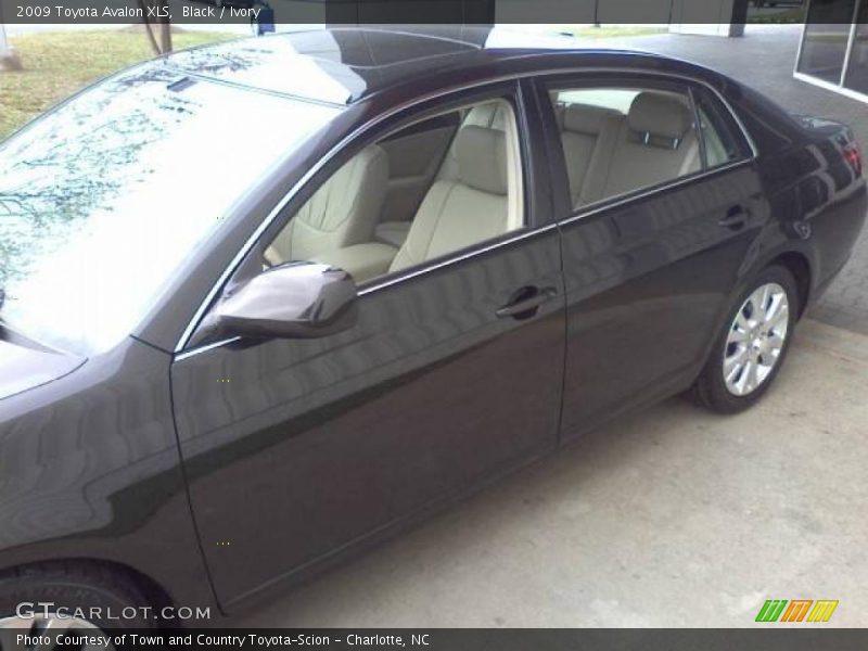 Black / Ivory 2009 Toyota Avalon XLS