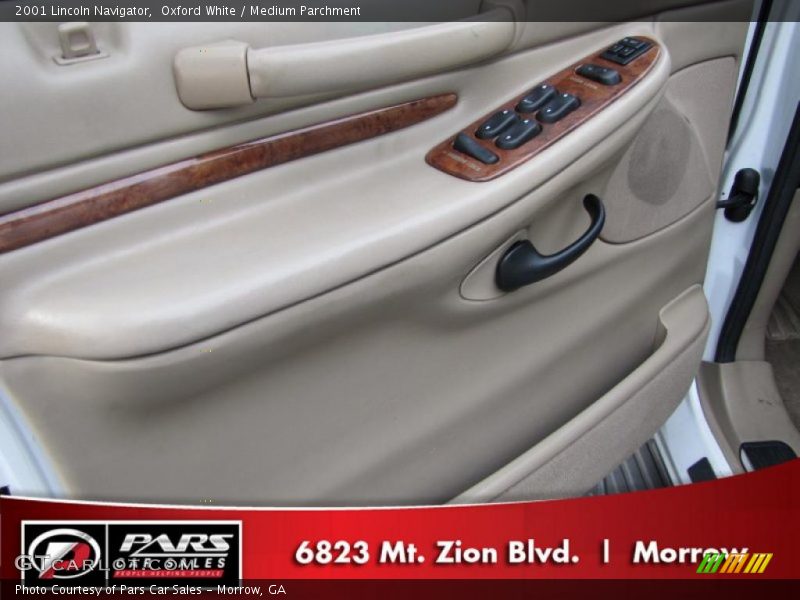 Oxford White / Medium Parchment 2001 Lincoln Navigator