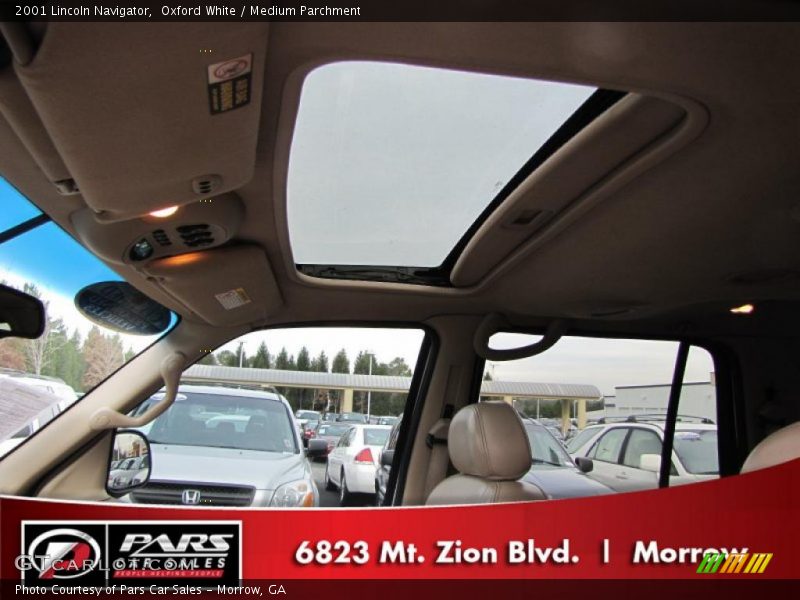 Oxford White / Medium Parchment 2001 Lincoln Navigator