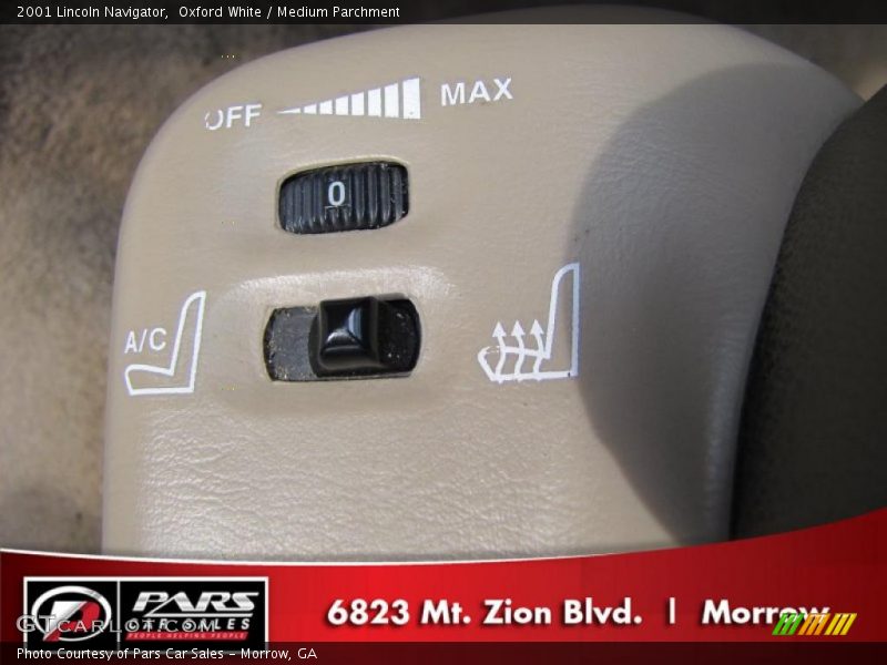 Oxford White / Medium Parchment 2001 Lincoln Navigator