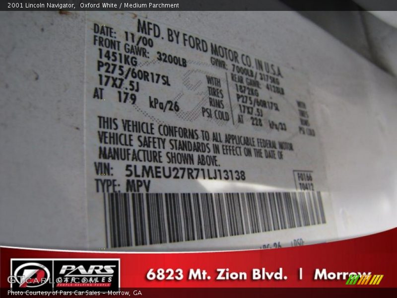 Oxford White / Medium Parchment 2001 Lincoln Navigator