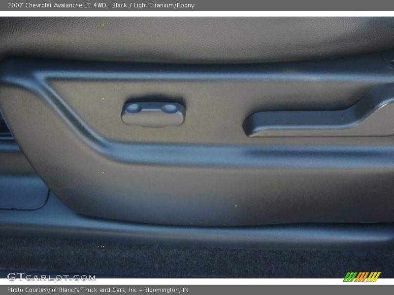 Black / Light Titanium/Ebony 2007 Chevrolet Avalanche LT 4WD