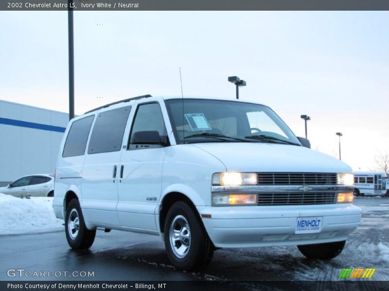 Front 3/4 View of 2002 Astro LS