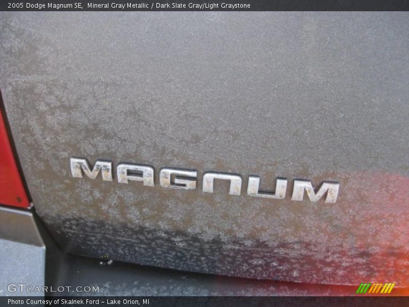 Mineral Gray Metallic / Dark Slate Gray/Light Graystone 2005 Dodge Magnum SE