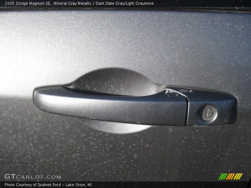 Mineral Gray Metallic / Dark Slate Gray/Light Graystone 2005 Dodge Magnum SE