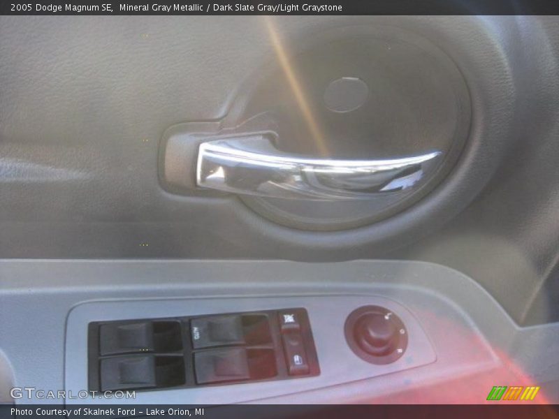 Mineral Gray Metallic / Dark Slate Gray/Light Graystone 2005 Dodge Magnum SE