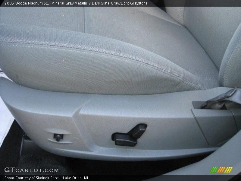Mineral Gray Metallic / Dark Slate Gray/Light Graystone 2005 Dodge Magnum SE