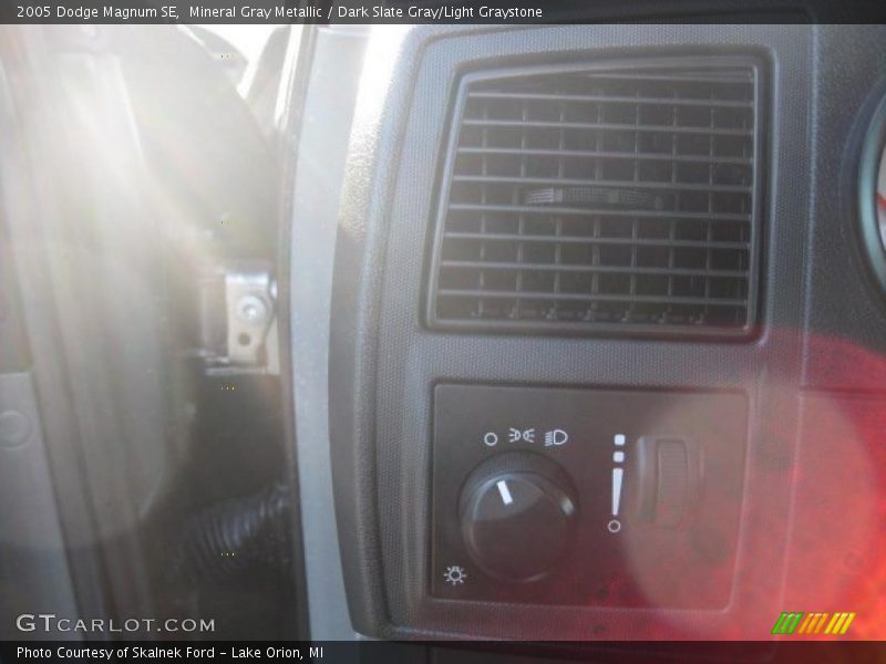 Mineral Gray Metallic / Dark Slate Gray/Light Graystone 2005 Dodge Magnum SE
