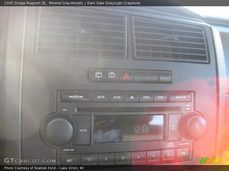 Mineral Gray Metallic / Dark Slate Gray/Light Graystone 2005 Dodge Magnum SE