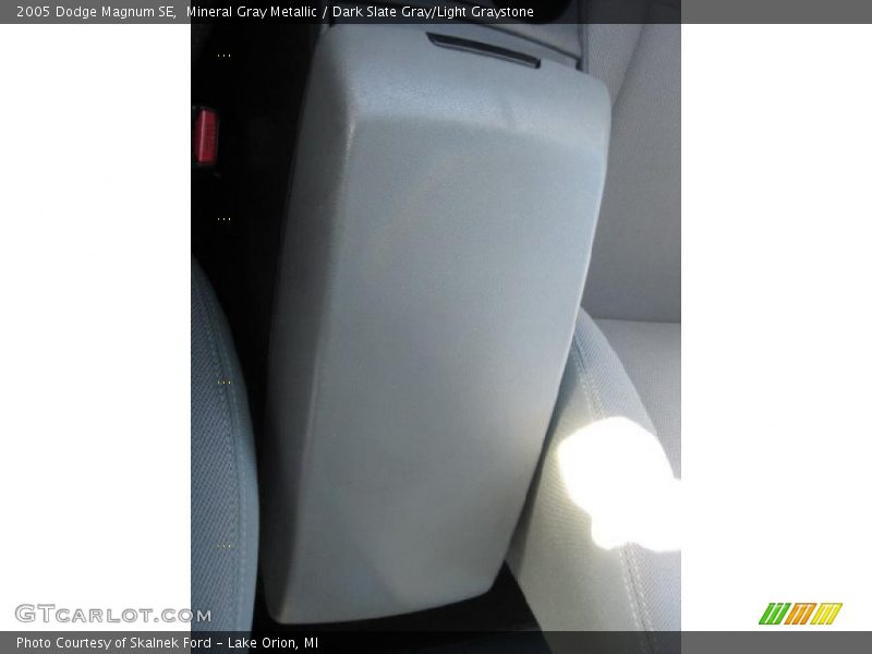 Mineral Gray Metallic / Dark Slate Gray/Light Graystone 2005 Dodge Magnum SE