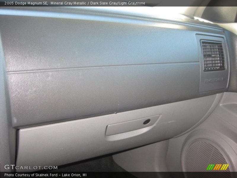 Mineral Gray Metallic / Dark Slate Gray/Light Graystone 2005 Dodge Magnum SE