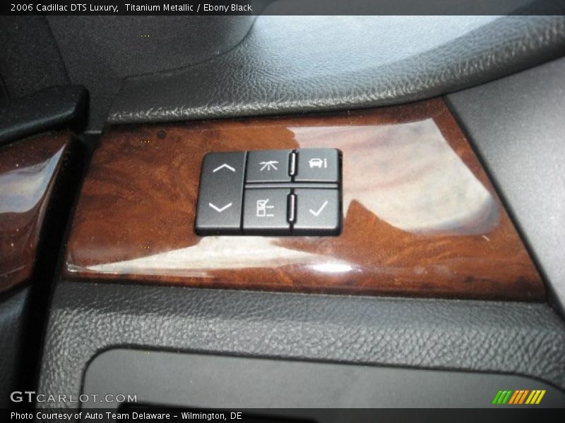 Controls of 2006 DTS Luxury