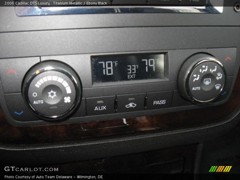 Controls of 2006 DTS Luxury