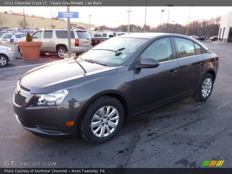 Front 3/4 View of 2011 Cruze LT
