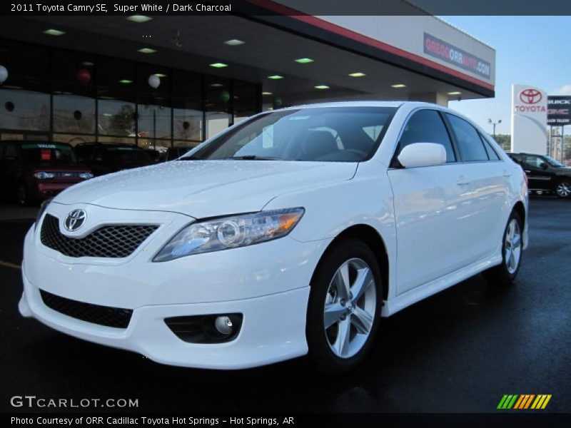 Front 3/4 View of 2011 Camry SE