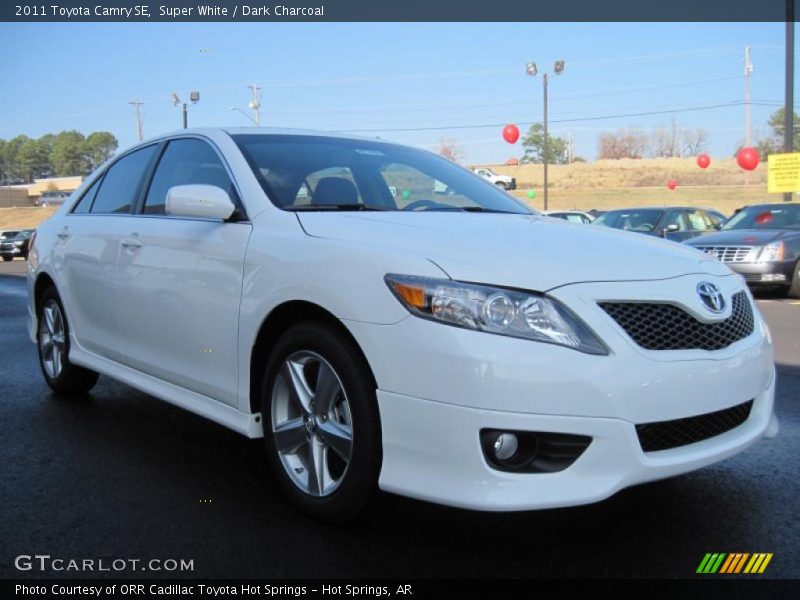 Front 3/4 View of 2011 Camry SE