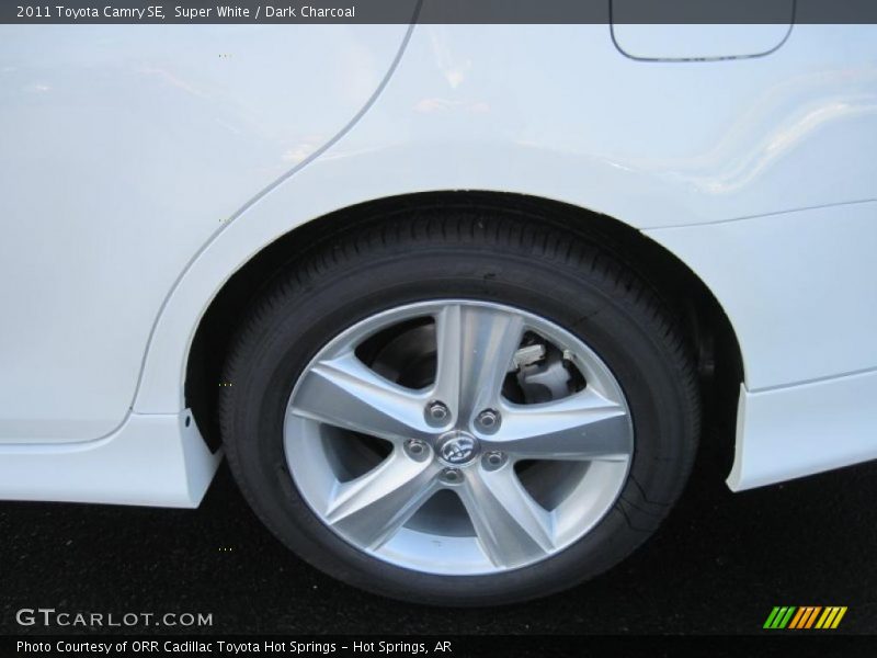 Super White / Dark Charcoal 2011 Toyota Camry SE
