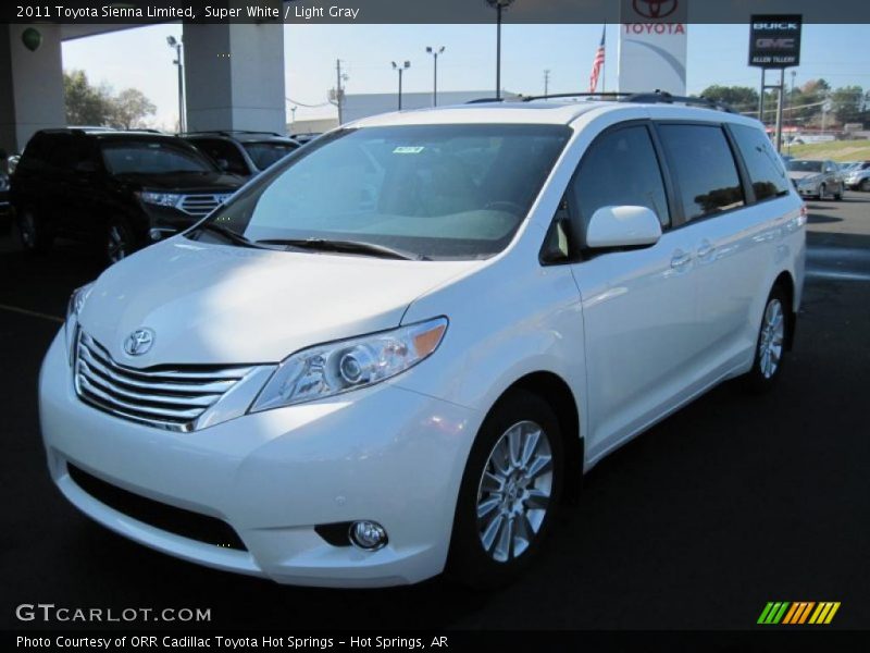 Front 3/4 View of 2011 Sienna Limited