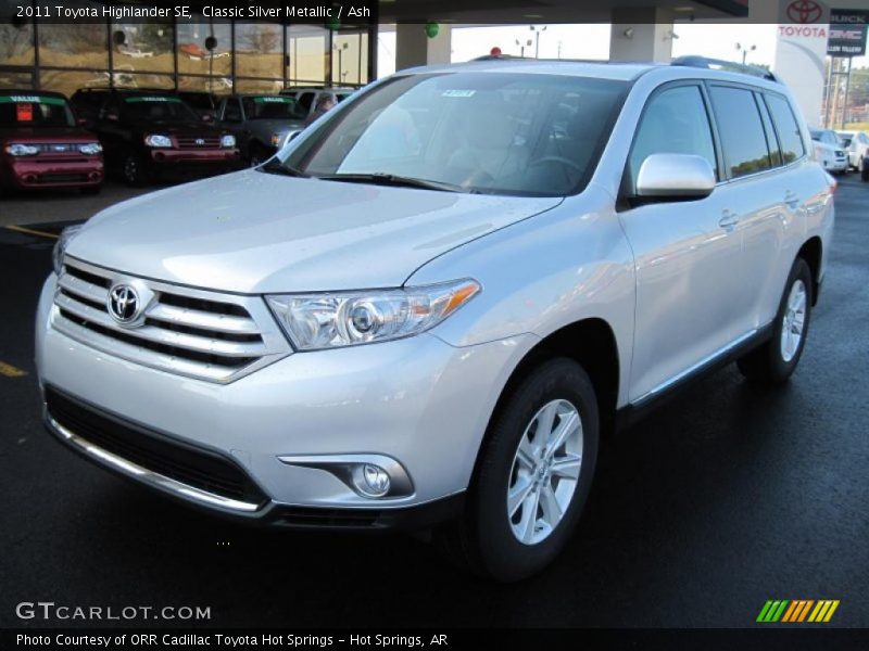Front 3/4 View of 2011 Highlander SE