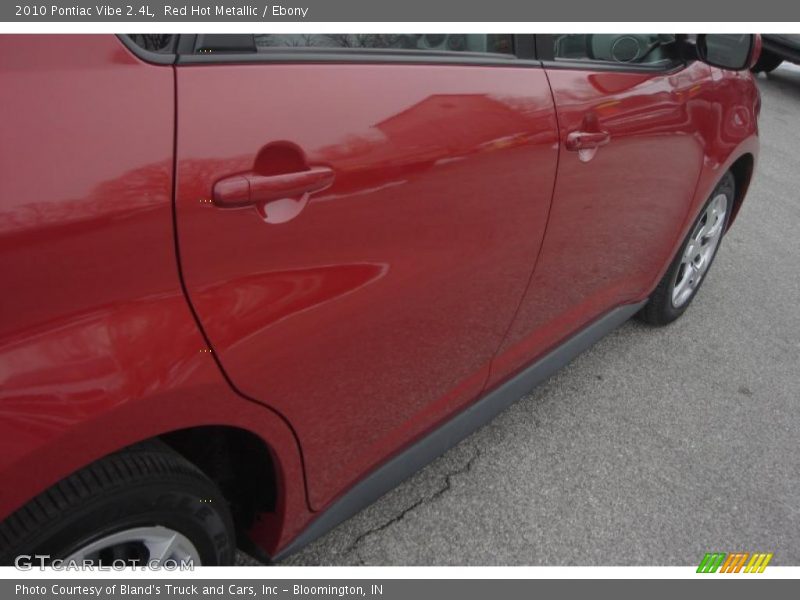 Red Hot Metallic / Ebony 2010 Pontiac Vibe 2.4L