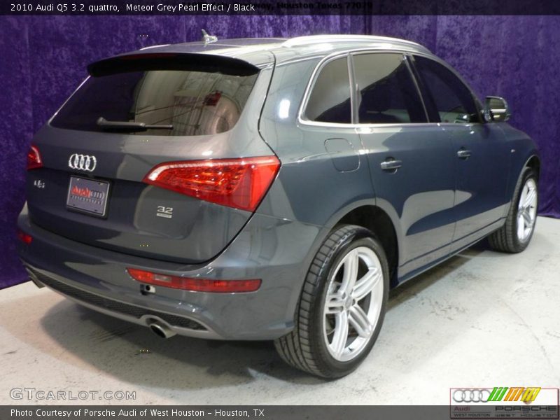 Meteor Grey Pearl Effect / Black 2010 Audi Q5 3.2 quattro