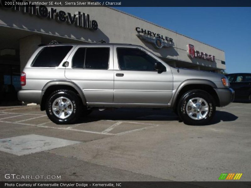 Sierra Silver Metallic / Charcoal 2001 Nissan Pathfinder SE 4x4
