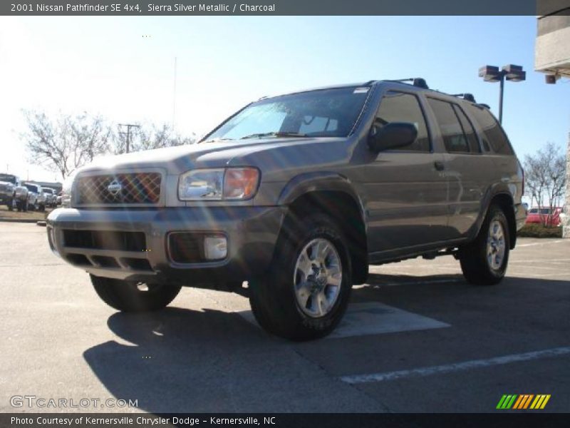 Sierra Silver Metallic / Charcoal 2001 Nissan Pathfinder SE 4x4