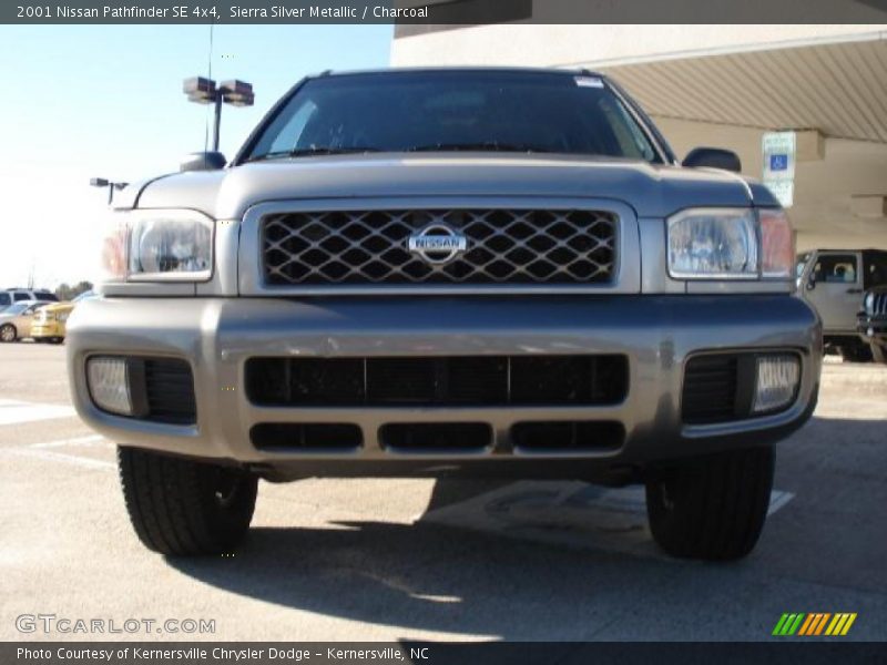 Sierra Silver Metallic / Charcoal 2001 Nissan Pathfinder SE 4x4